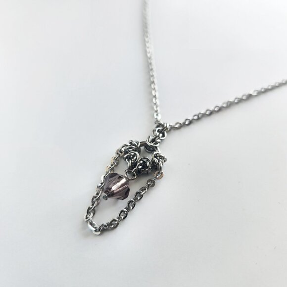 Gothic small & dainty chainmaille necklace with a purple diamond-shaped bead - Picture 6 of 7